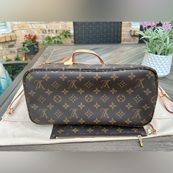 Neverfull MM in Monogram Beige Interior - Picture 9 of 16